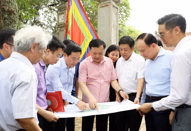 Lãnh đạo thành phố Hà Nội khảo sát công tác quản lý, bảo tồn di tích đền và lăng Ngô Quyền.(Ảnh: DUY LINH) Lãnh đạo thành phố Hà Nội khảo sát công tác quản lý, bảo tồn di tích đền và lăng Ngô Quyền.(Ảnh: DUY LINH)