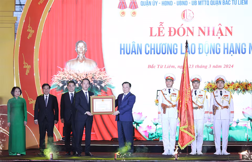 Bí thư Thành ủy Hà Nội trao Huân chương Lao động hạng Nhì cho quận Bắc Từ Liêm.