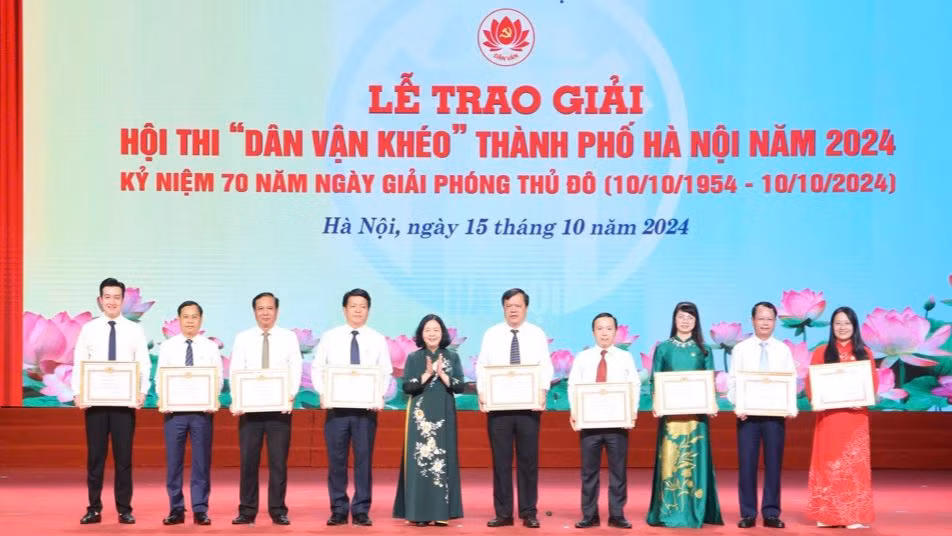 Bí thư Thành ủy Hà Nội Bùi Thị Minh Hoài trao Bằng khen cho các tập thể có thành tích xuất sắc trong tổ chức hội thi.