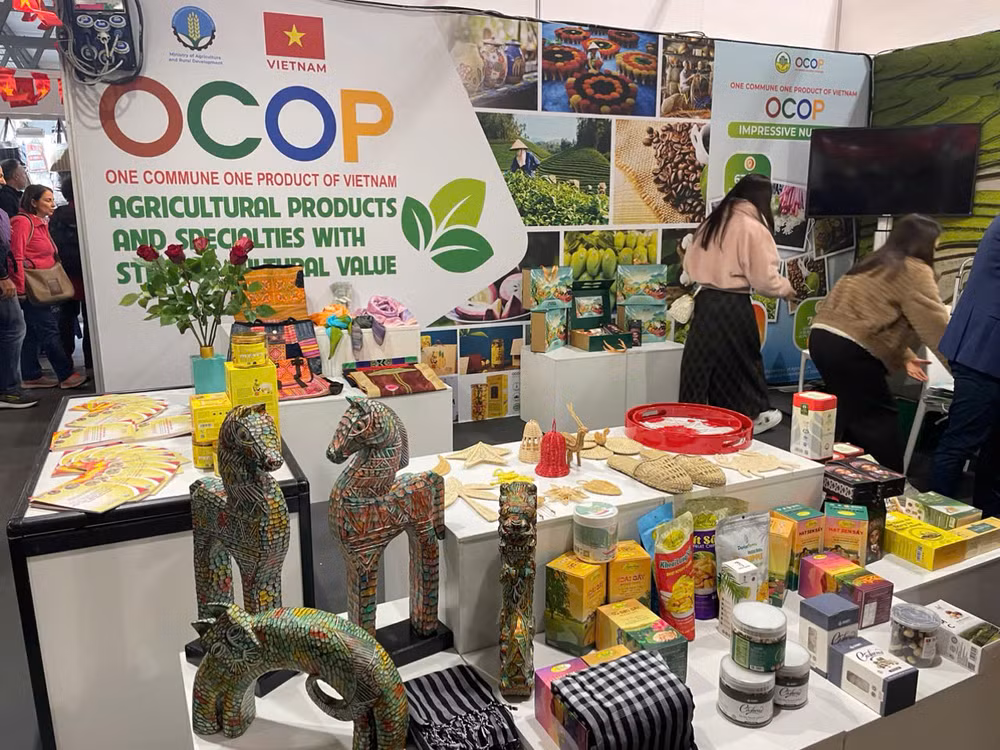 Sản phẩm OCOP được trưng bày tại hội chợ quốc tế. Sản phẩm OCOP được trưng bày tại hội chợ quốc tế.
