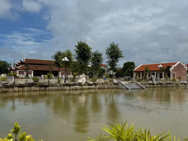 Khu lưu niệm Anh hùng dân tộc, danh nhân văn hóa Nguyễn Trãi ở xã Nhị Khê. Khu lưu niệm Anh hùng dân tộc, danh nhân văn hóa Nguyễn Trãi ở xã Nhị Khê.