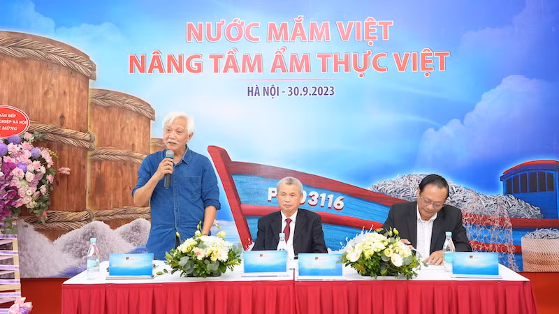 Nhà sử học Dương Trung Quốc cho biết ngay từ thế kỷ thứ X, Việt Nam đã là quốc gia sản xuất và biết dùng nước mắm để chế biến và làm gia vị cho món ăn.