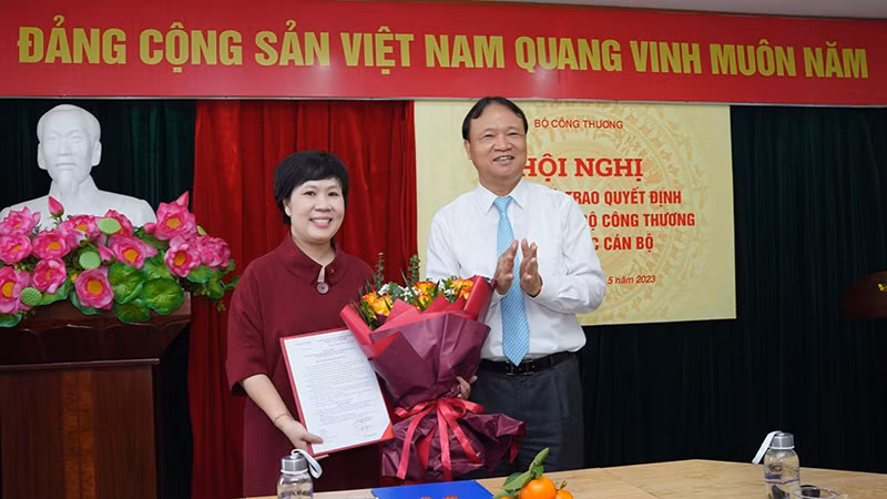 Thứ trưởng Đỗ Thắng Hải trao quyết định bổ nhiệm cho đồng chí Trương Thu Hiền. (Ảnh: Moit)