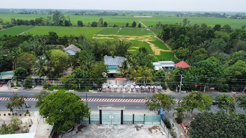 Khu vực nhà dân (ngôi nhà ở giữa ảnh) bị thu hồi đất làm đường dẫn cao tốc Châu Đốc - Cần Thơ - Sóc Trăng, đoạn nút giao cầu vượt đường tỉnh 943, huyện Thoại Sơn, tỉnh An Giang. (Ảnh: Quốc Dũng)
