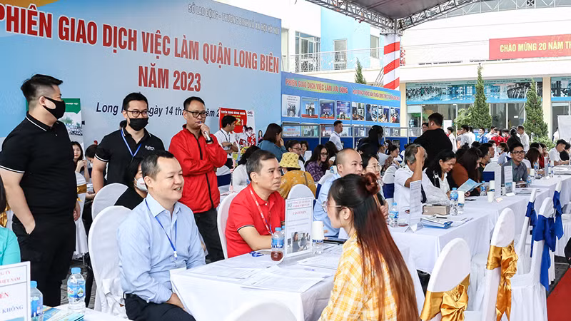 Phiên giao dịch việc làm quận Long Biên trong khuôn khổ Ngày hội gắn kết giáo dục nghề nghiệp Thủ đô với thị trường lao động. (Ảnh: Hà Nam) Phiên giao dịch việc làm quận Long Biên trong khuôn khổ Ngày hội gắn kết giáo dục nghề nghiệp Thủ đô với thị trường lao động. (Ảnh: Hà Nam)