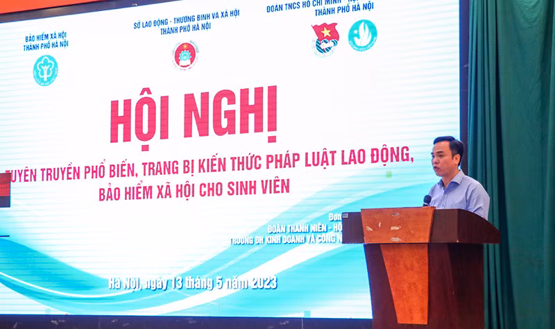 Phó Giám đốc Sở Lao động-Thương binh và Xã hội Hà Nội Nguyễn Hồng Dân phát biểu khai mạc hội nghị. (Ảnh: Hà Nam)