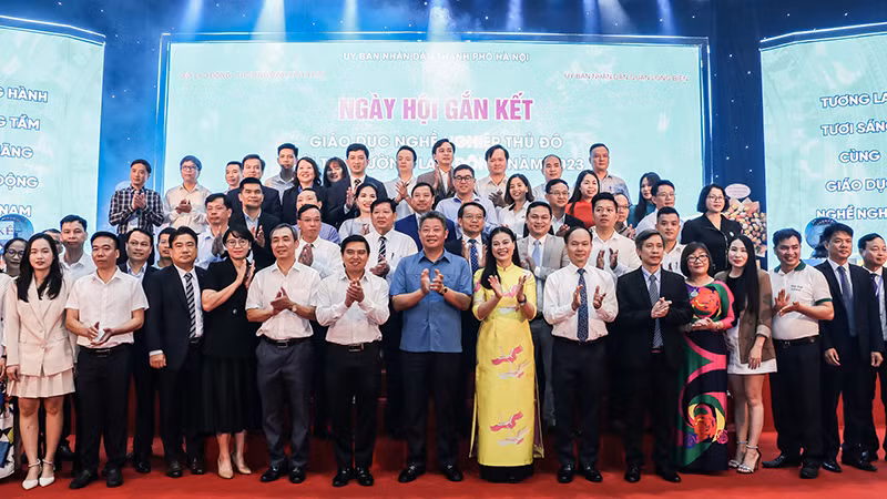 Lãnh đạo thành phố Hà Nội và các cơ sở giáo dục nghề nghiệp, doanh nghiệp tại Ngày hội. (Ảnh: Hà Nam) Lãnh đạo thành phố Hà Nội và các cơ sở giáo dục nghề nghiệp, doanh nghiệp tại Ngày hội. (Ảnh: Hà Nam)