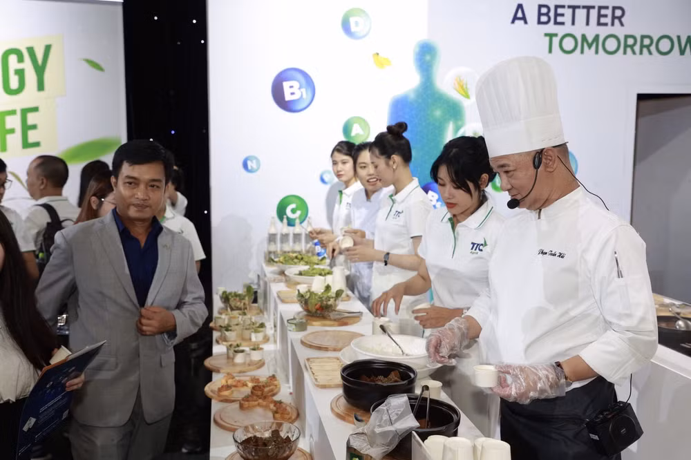 Gian hàng OKitchen trưng bày giới thiệu các thực phẩm có nguồn gốc thực vật bổ dưỡng, được chính đầu bếp Phạm Tuấn Hải phục vụ