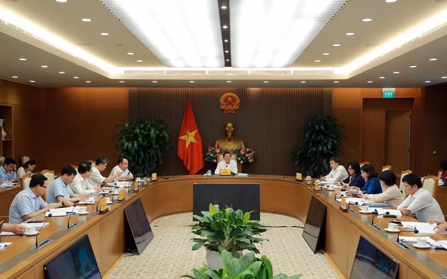  Phó Thủ tướng Trần Hồng chủ trì cuộc họp để nghe Bộ Y tế báo cáo dự thảo Đề án tổng thể sắp xếp lại bệnh viện trực thuộc Bộ Y tế. Ảnh: VGP