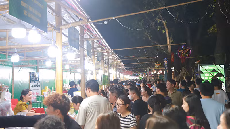 Đông đảo người dân, khách du lịch tham quan, mua sắm tại các gian hàng. Đông đảo người dân, khách du lịch tham quan, mua sắm tại các gian hàng.