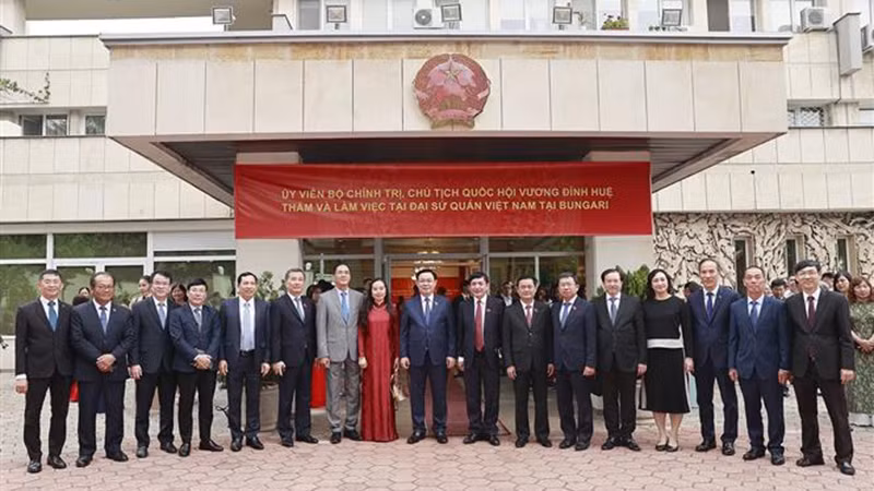 Chủ tịch Quốc hội Vương Đình Huệ và đại biểu chụp ảnh chung với các Đại sứ Việt Nam tại Bulgaria, Séc, Romania, Slovakia, Hy Lạp và Thổ Nhĩ Kỳ. (Ảnh: Doãn Tấn/TTXVN) Chủ tịch Quốc hội Vương Đình Huệ và đại biểu chụp ảnh chung với các Đại sứ Việt Nam tại Bulgaria, Séc, Romania, Slovakia, Hy Lạp và Thổ Nhĩ Kỳ. (Ảnh: Doãn Tấn/TTXVN)
