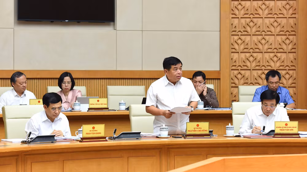 Bộ trưởng Kế hoạch đầu tư Nguyễn Chí Dũng báo cáo tình hình kinh tế-xã hội tháng 8. Bộ trưởng Kế hoạch đầu tư Nguyễn Chí Dũng báo cáo tình hình kinh tế-xã hội tháng 8.