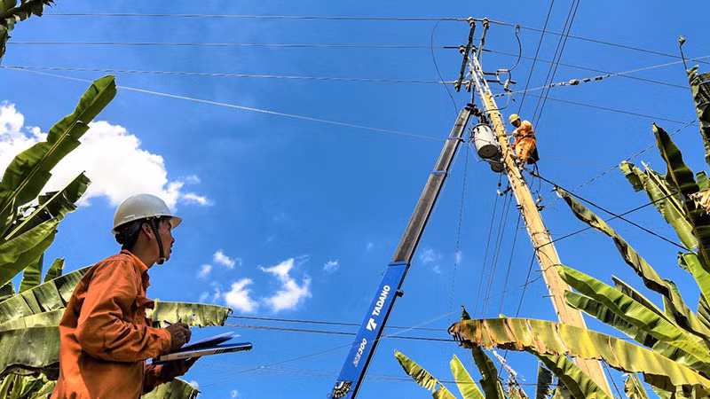 Nhân viên điện lực các tỉnh phía nam kiểm tra hệ thống điện, bảo đảm các phương án cấp điện an toàn trong mùa mưa bão 2023. Nhân viên điện lực các tỉnh phía nam kiểm tra hệ thống điện, bảo đảm các phương án cấp điện an toàn trong mùa mưa bão 2023.