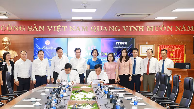 Lễ ký kết Quy chế phối hợp công tác giai đoạn 2023-2025 giữa Ban Tuyên giáo Đảng ủy Khối Doanh nghiệp Trung ương và Trung tâm Truyền hình Thông tấn.