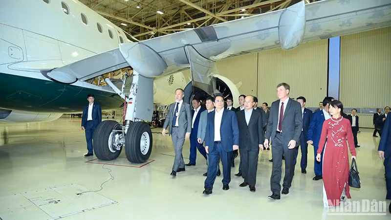 Chủ tịch kiêm Tổng Giám đốc Tập đoàn Embraer Francisco Gomes Neto tháp tùng Thủ tướng Phạm Minh Chính và đoàn đại biểu cấp cao thăm khu trưng bày các dòng máy bay và cơ sở hạ tầng sản xuất hiện đại của Embraer.