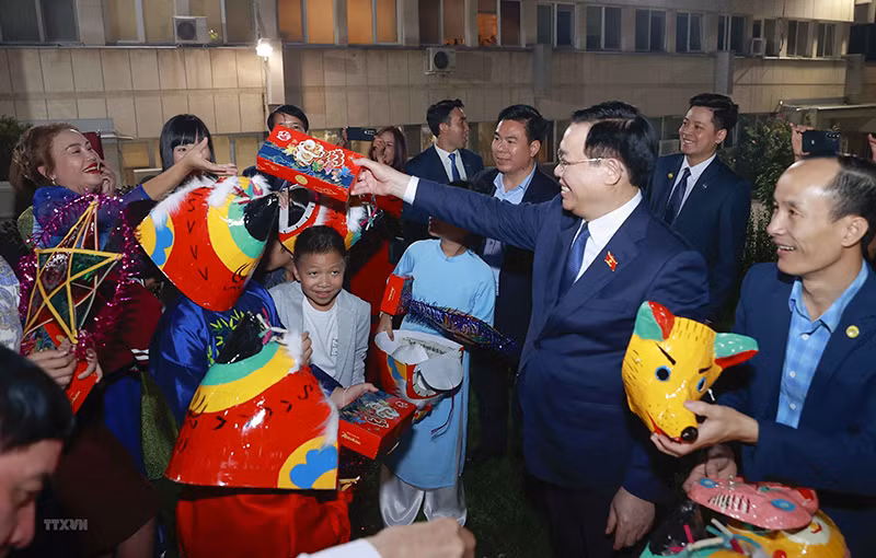 Chủ tịch Quốc hội Vương Đình Huệ tặng quà Trung thu cho các cháu thiếu nhi. Chủ tịch Quốc hội Vương Đình Huệ tặng quà Trung thu cho các cháu thiếu nhi.