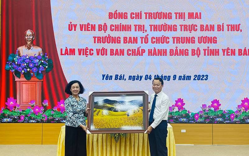 Đồng chí Trương Thị Mai nhận bức tranh Mùa vàng Mù Cang Chải do Tỉnh ủy Yên Bái tặng.