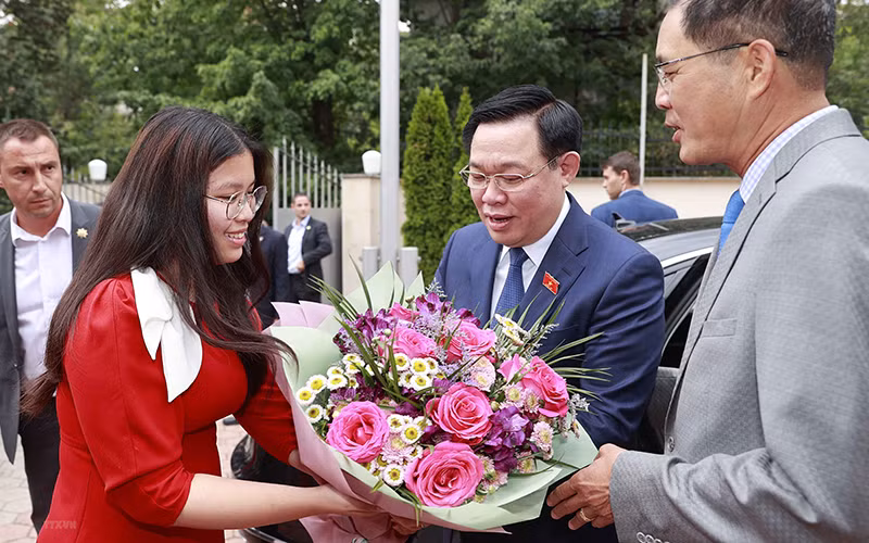 Chủ tịch Quốc hội Vương Đình Huệ gặp gỡ cộng đồng người Việt Nam tại Bulgaria và một số nước trong khu vực. 
