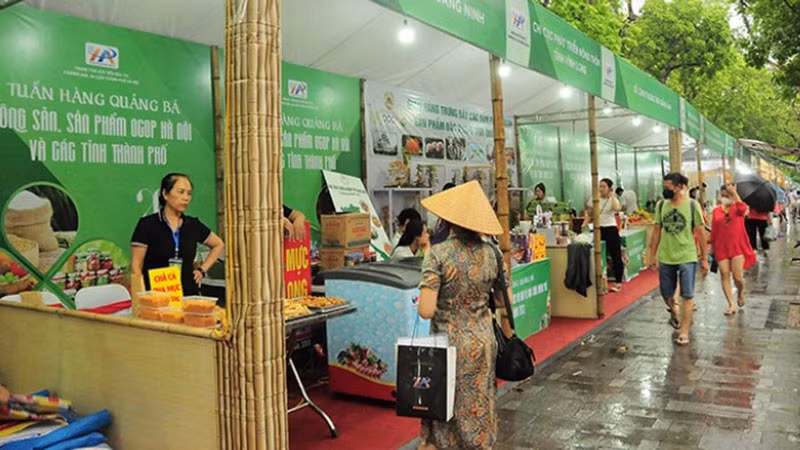 Khu vực gian hàng của chương trình Tuần hàng quảng bá nông sản, sản phẩm OCOP Hà Nội và các tỉnh, thành phố năm 2022. (Ảnh: HPA)