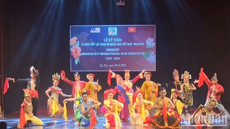 Tiết mục văn nghệ tại lễ kỷ niệm.