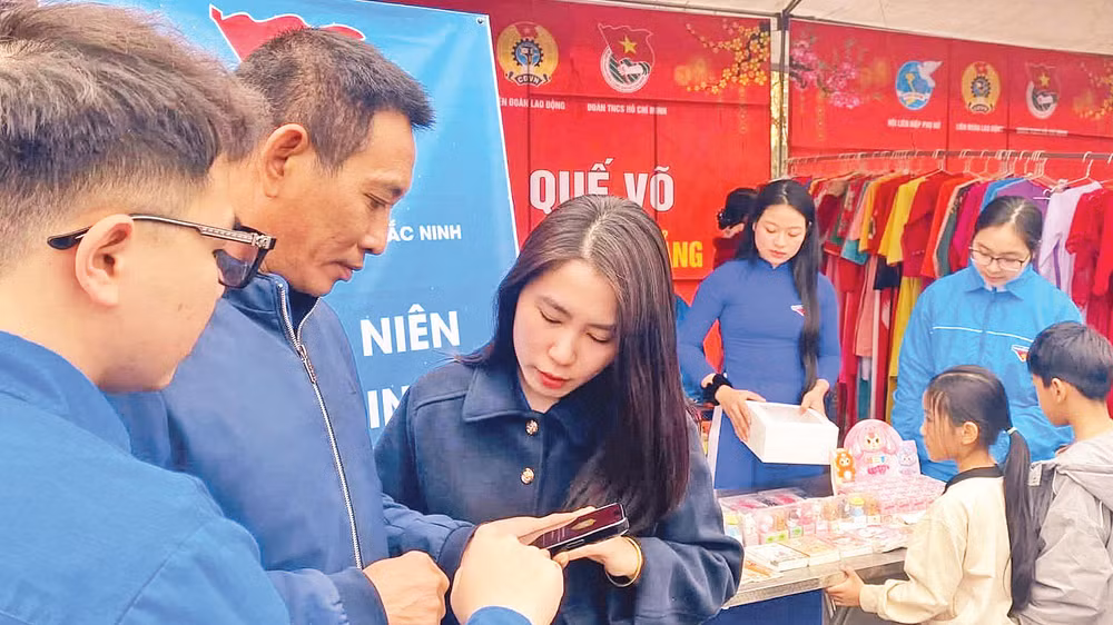 Các đoàn viên thanh niên Bắc Ninh hướng dẫn người dân cài đặt chữ ký số.