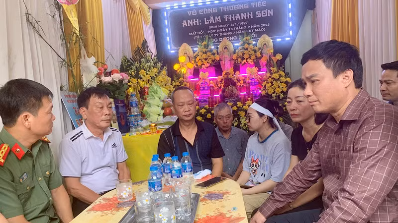Lãnh đạo tỉnh Hải Dương đến thăm hỏi, động viên, hỗ trợ gia đình nạn nhân LTS. ở phường Trần Phú, thành phố Hải Dương.
