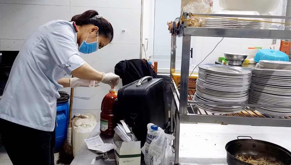 Cán bộ Chi cục An toàn vệ sinh thực phẩm Hải Dương xét nghiệm mẫu thực phẩm và đồ uống có cồn.
