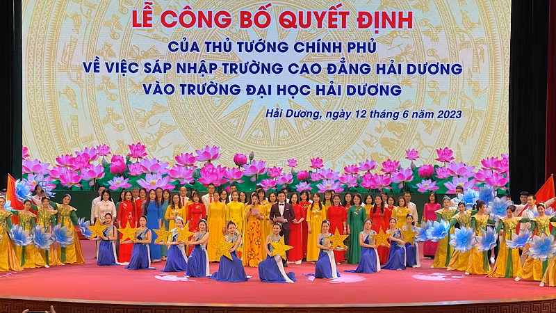 Công bố Quyết định sáp nhập trường Cao đẳng Hải Dương vào trường Đại học Hải Dương. Công bố Quyết định sáp nhập trường Cao đẳng Hải Dương vào trường Đại học Hải Dương.