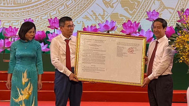 Bộ trưởng Giáo dục và Đào tạo Nguyễn Kim Sơn trao Quyết định sáp nhập trường Cao đẳng Hải Dương vào trường Đại học Hải Dương.