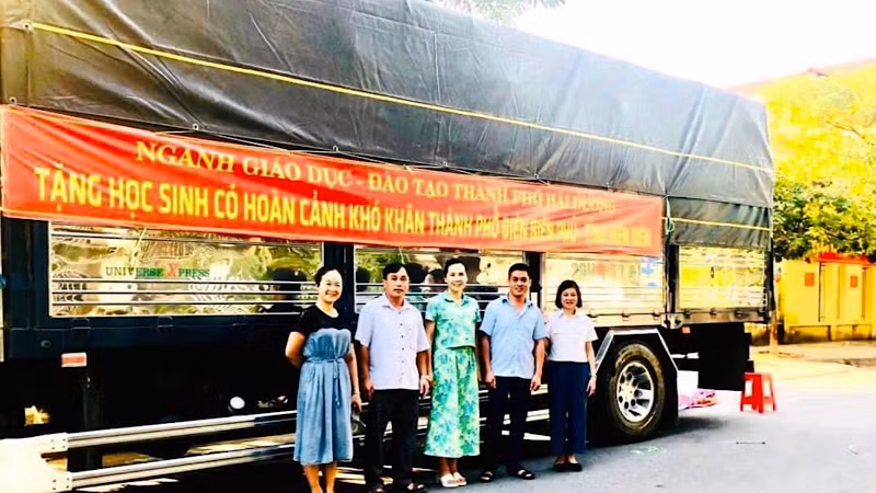 Đồ dùng học tập và quần áo ấm của ngành giáo dục thành phố Hải Dương tặng học sinh 5 xã ở thành phố Điện Biên Phủ.