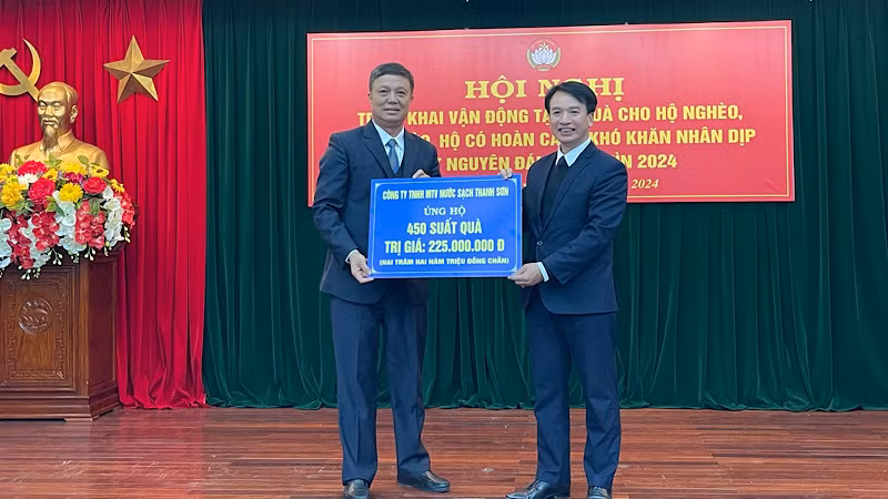 Đại diện Công ty nước sạch Thanh Sơn ủng hộ người nghèo tỉnh Hải Dương 450 suất quà với tổng số tiền 225 triệu đồng.