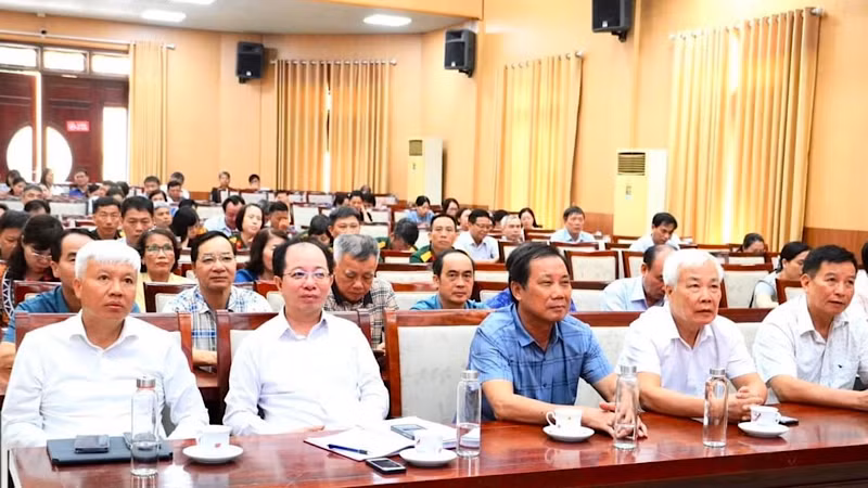 Cán bộ chủ chốt Thành ủy Hải Dương dự hội nghị tại điểm cầu Ủy ban nhân dân thành phố. Cán bộ chủ chốt Thành ủy Hải Dương dự hội nghị tại điểm cầu Ủy ban nhân dân thành phố.