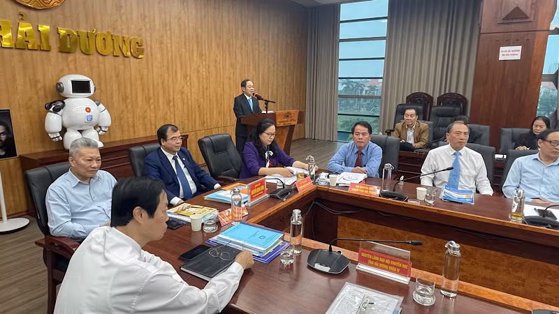 Lãnh đạo Trung ương Hội Khuyến Học Việt Nam và lãnh đạo tỉnh Hải Dương dự hội nghị khuyến học về chuyển đổi số.