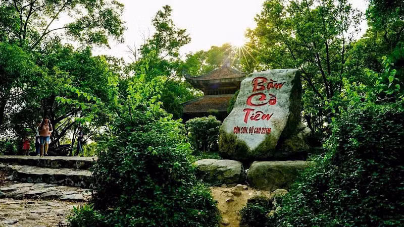 Bàn Cờ Tiên trên đỉnh Kỳ Lân. Bàn Cờ Tiên trên đỉnh Kỳ Lân.