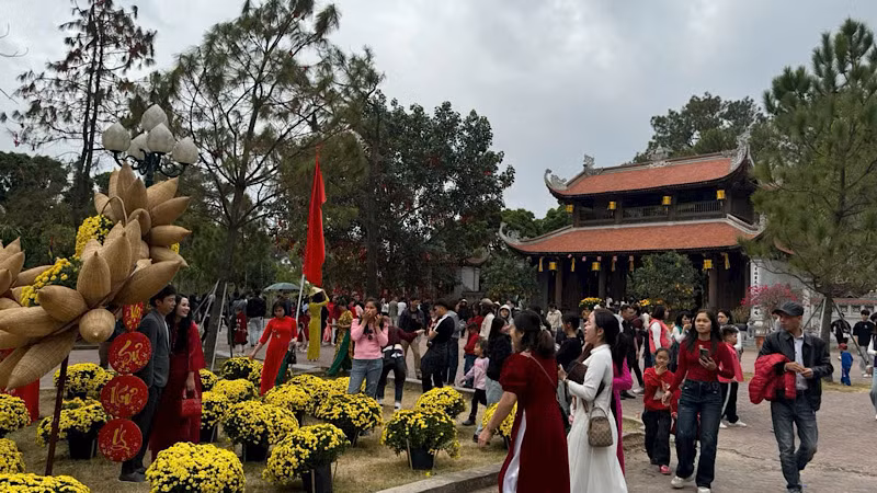 Du khách trẩy hội tại khu di tích Côn Sơn. Du khách trẩy hội tại khu di tích Côn Sơn.