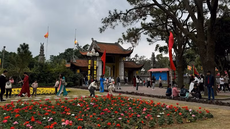 Tam quan chùa Côn Sơn. Tam quan chùa Côn Sơn.