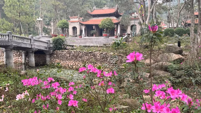 Cảnh sắc mùa xuân ở Côn Sơn. Cảnh sắc mùa xuân ở Côn Sơn.