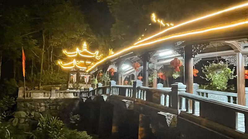 Cầu Thấu Ngọc về đêm. Cầu Thấu Ngọc về đêm.