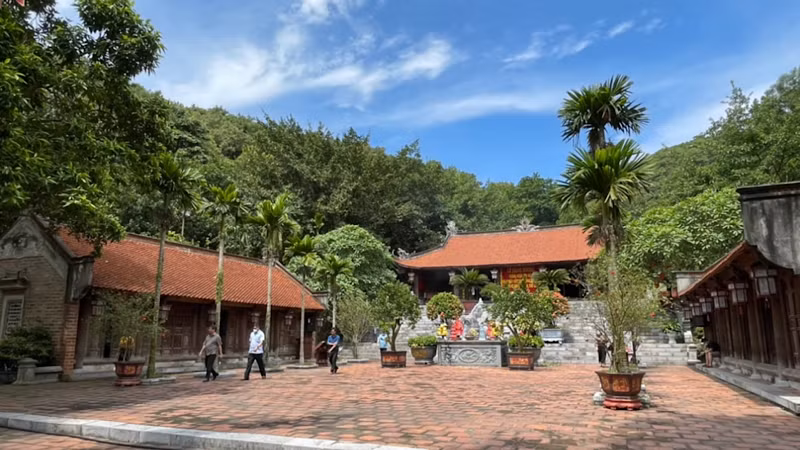 Đền thờ Nguyễn Trãi ở khu di tích Côn Sơn. Đền thờ Nguyễn Trãi ở khu di tích Côn Sơn.