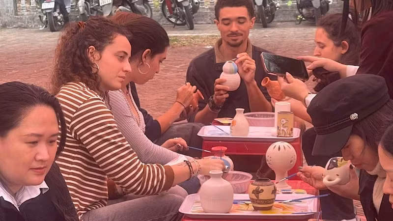 Du khách nước ngoài trải nghiệm nghề thủ công truyền thống ở Côn Sơn. Du khách nước ngoài trải nghiệm nghề thủ công truyền thống ở Côn Sơn.