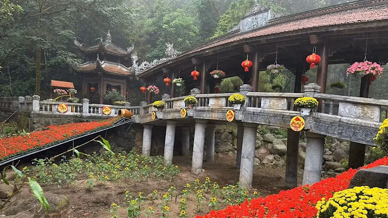 Cầu Thấu Ngọc ở Côn Sơn. Cầu Thấu Ngọc ở Côn Sơn.