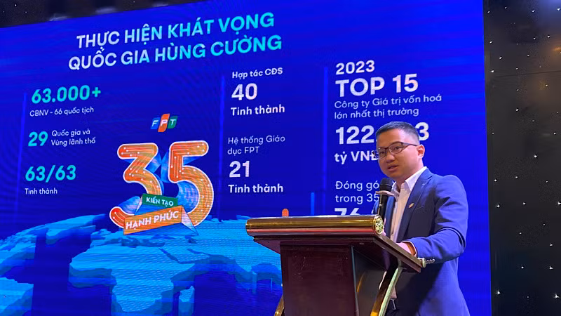 Chuyên gia của Công ty FPT trao đổi giải pháp bảo đảm thành công cho chuyển đổi số.