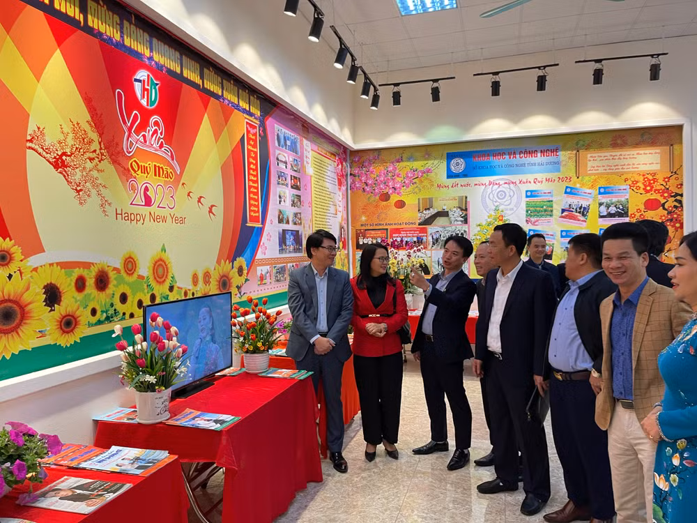 Lãnh đạo các sở, ngành, địa phương dự Triển lãm mừng Đảng, mừng Xuân và Hội báo Xuân Quý Mão 2023.
