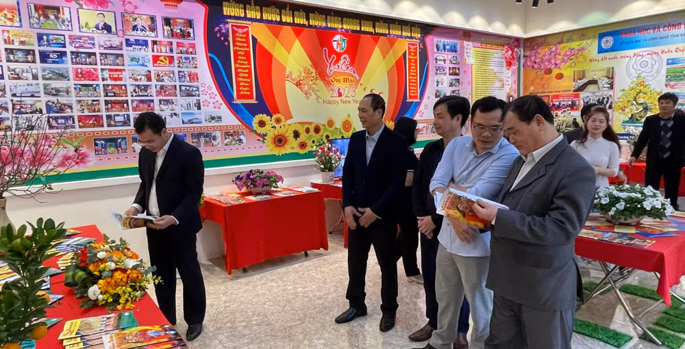 Đông đảo độc giả đến Triển lãm mừng Đảng, mừng Xuân và Hội báo Xuân tỉnh Hải Dương.