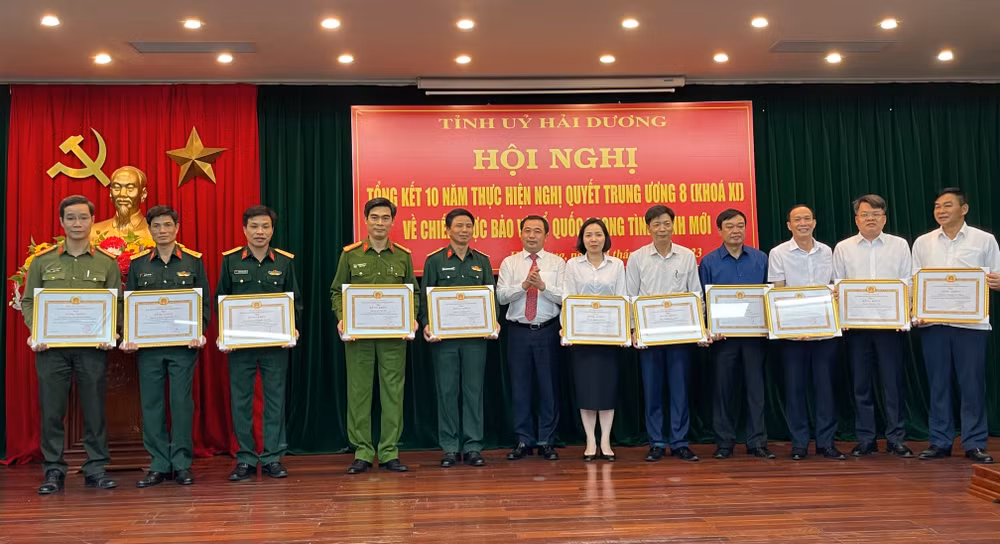 Tỉnh ủy Hải Dương tặng Bằng khen 24 tập thể, cá nhân có thành tích xuất sắc trong thực hiện Nghị quyết Trung ương 8.