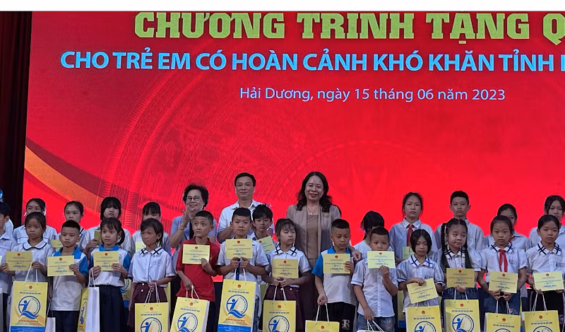 Phó Chủ tịch nước Võ Thị Ánh Xuân và Chủ tịch Ủy ban nhân dân tỉnh Hải Dương Triệu Thế Hùng tặng quà học sinh nghèo vượt khó tại huyện Thanh Hà.