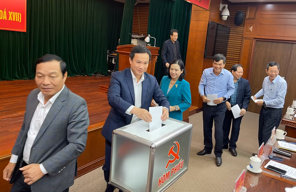 Ban Chấp hành Đảng bộ tỉnh Hải Dương lấy phiếu tín nhiệm cán bộ giữ các chức danh chủ chốt. Ban Chấp hành Đảng bộ tỉnh Hải Dương lấy phiếu tín nhiệm cán bộ giữ các chức danh chủ chốt.