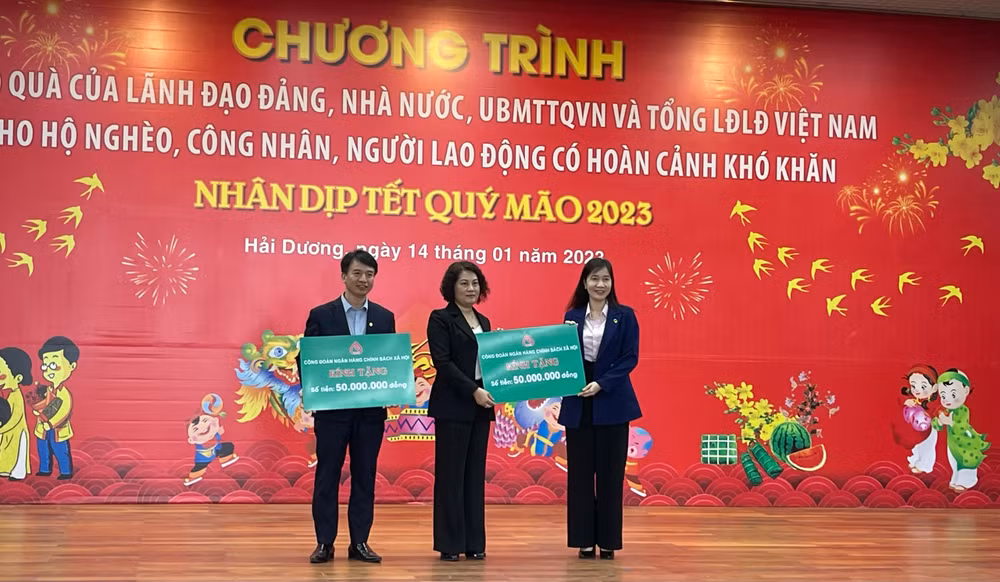 Ngân hàng Chính sách xã hội Việt Nam tặng quà Tết người nghèo, công nhân lao động 100 triệu đồng.