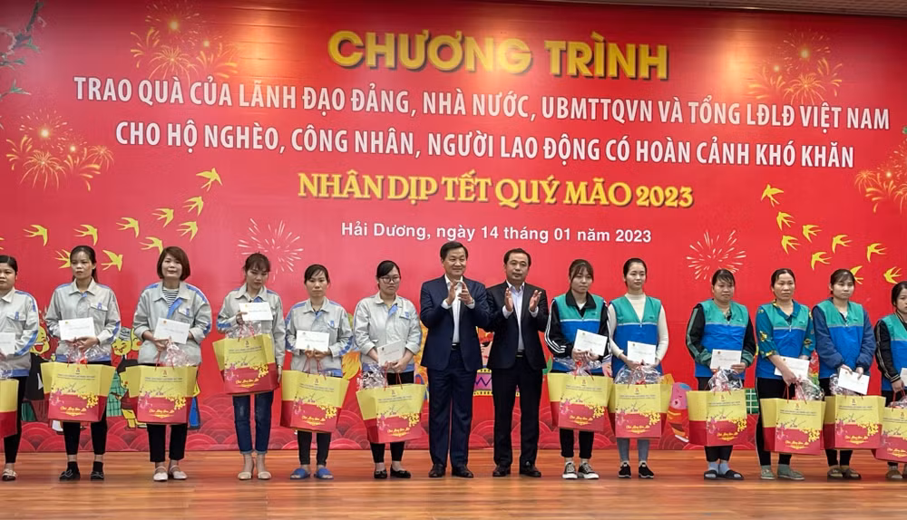 Phó Thủ tướng Lê Minh Khái và Bí thư Tỉnh ủy Hải Dương Trần Đức Thắng tặng quà Tết công nhân lao động Hải Dương.