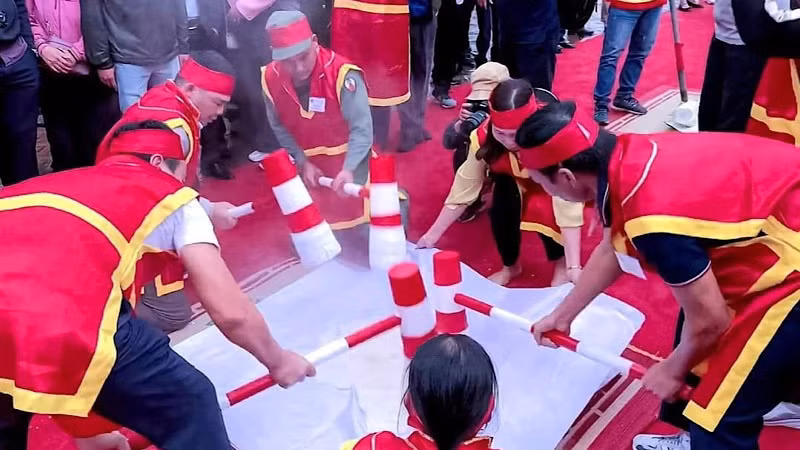 Phần thi giã bánh giầy tại Lễ hội.